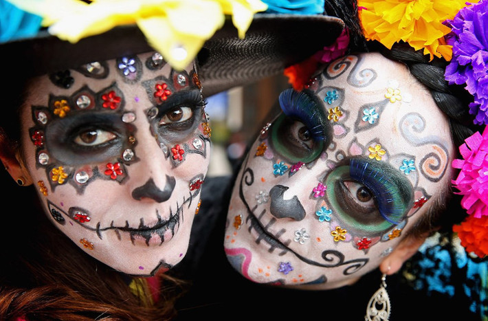 Lễ hội Dia de los Muertos(Mexico): Mexico và Tây Ban Nha nổi tiếng với lễ hội Dia de los Muertos hay còn gọi là Ngày của sự chết chóc. Lễ hội thường được tổ chức vào ngày 1, 2/11 hàng năm. Người dân hóa trang thành tổ tiên của mình và lập bàn thờ có tên Ofrendas để những người thân đã khuất có thể về đoàn tụ với gia đình vào ngày này. Ảnh: Christopher Jackson.