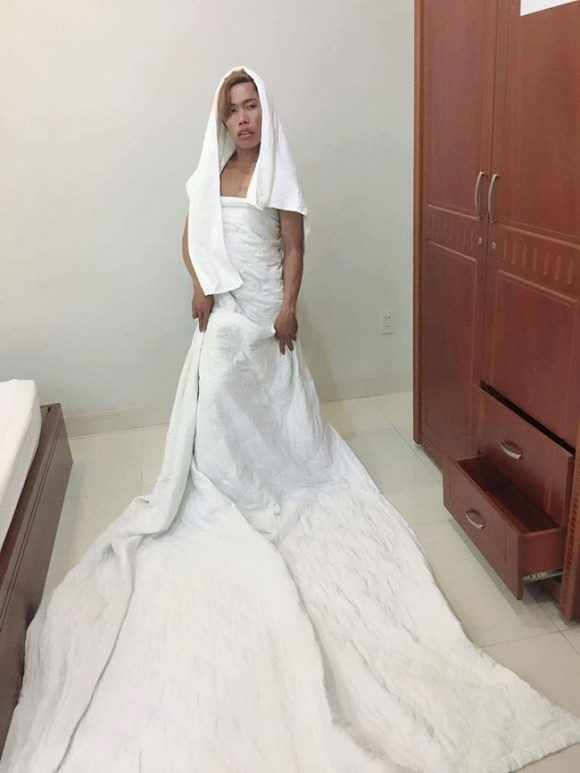 Trước những diễn biến mới đầy tính bất ngờ về "câu chuyện nổi tiếng" của "công chúa Thủy Tề" Tùng Sơn, cộng đồng mạng, dư luận đã có rất nhiều phản ứng, quan điểm và bình luận trái chiều. Một bộ phận không nhỏ khẳng định đã đoán trước được tình hình hiện tại từ lâu, rằng Tùng Sơn chỉ là một "quân cờ", phía sau cậu ta là cả một đội ngũ, những người có kinh nghiệm trong mảng truyền thông, kiếm tiền từ Facebook, mạng xã hội "giật dây". Và chàng trai quê mùa như Tùng Sơn với tâm lý thích được nhiều người chú ý đã vô tình bị vướng vào "bẫy", bị lợi dụng lúc nào không hay.