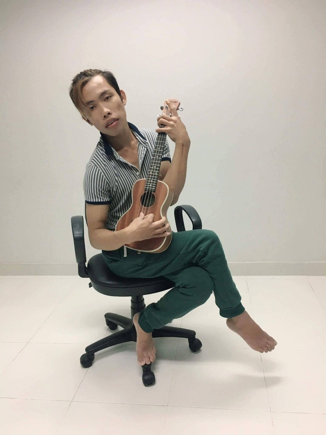 Điều này đáng nghi ngờ bởi lẽ, gần đây có thể thấy Tùng Sơn thường xuyên nhắc đến việc làm quảng cáo, PR, truyền thông cho một số đơn vị thông qua fanpage trên Facebook và một vài hoạt động khác. Nếu những hoạt động này là có thật thì số lợi nhuận sẽ không hề nhỏ và nó hoàn toàn có thể kích thích phía những "người cầm chuôi" nghĩ ra thêm nhiều chiêu bài mới để tăng lợi ích cá nhân, bất chấp việc phải đóng kịch, "lòe" dư luận. Trước đó, trong đoạn clip mới nhất của mình, Tùng Sơn cũng đã kêu gọi các đơn vị ngừng liên hệ, đặt quảng cáo thông qua fanpage của mình nữa bởi tài khoản truy cập và fanpage đó đã bị đánh cắp.