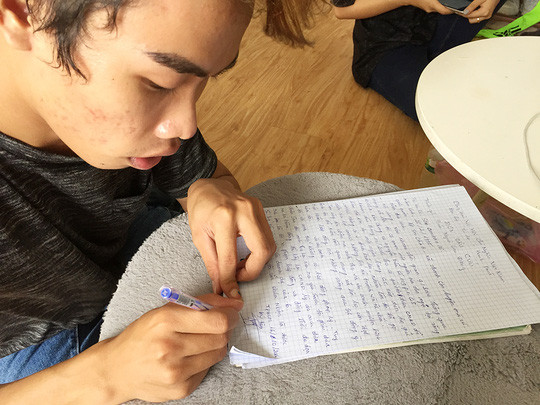 Và trong khi biết bao người đang còn thắc mắc về việc "Vì sao Tùng Sơn nổi tiếng?" thì câu chuyện liên quan đến anh chàng xấu xí này xảy ra một diễn biến mới rất bất ngờ. Cụ thể, vào chiều ngày 16/10 vừa qua, Tùng Sơn, tên thật là Sơn Chanh Nhi, sinh năm 1995, quê Trà Vinh, đã đến Công an phường 1, quận 5 TP HCM để tố cáo một số người đã khống chế, lợi dụng cậu nhằm trục lợi. Tại trụ sở công an, Tùng Sơn viết tường trình rõ ràng về những gì đã xảy ra với mình trong suốt vài tháng qua, kể về việc bản thân đã bị "giật dây" và lợi dụng nhiều như thế nào. Ảnh: Người Lao động.