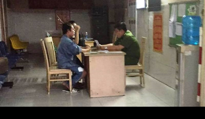 Theo tường trình của Tùng Sơn, do có sẵn chút ít sự chú ý của cộng đồng mạng sau một vài clip khóc người yêu, đầu tháng 9/2016 có người tên L.T.P liên hệ với cậu, mong muốn làm quản lý trang Facebook và Fanpage nhằm kiếm tiền từ hoạt động viết bài quảng cáo, truyền thông. Người này còn dụ dỗ, hướng dẫn Tùng Sơn thực hiện và tung các clip quái dị nhằm tạo ra thêm nhiều sự chú ý trên mạng xã hội. Ngày 7/10, P có dẫn Tùng Sơn đến ngân hàng làm thẻ ATM nhưng sau đó giữ CMND của cậu. Nhiều lần Tùng Sơn gặp vợ chồng P để đòi lại thì hai bên phát sinh mâu thuẫn. Ảnh: Người Lao động.