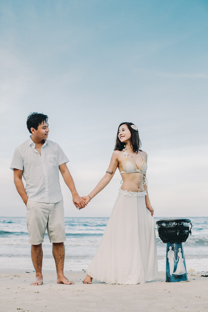 Tình yêu, niềm đam mê là hai yếu tố được thể hiện rõ ràng và hòa trộn với nhau một cách hoàn hảo, làm nên vẻ đẹp, cảm xúc đặc biệt cho bộ ảnh cưới bên bãi biển.