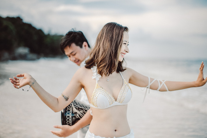 Ý tưởng của bộ ảnh cưới hết sức độc đáo khi kể về câu chuyện tình lãng mạn của hai nghệ sỹ trẻ: một nghệ sỹ múa bụng và một nghệ sỹ trống.