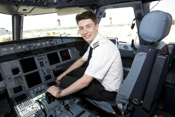 Luke Elsworth năm nay tròn 19 tuổi, lớn lên tại Warrington, Cheshire, hiện sống tại London. Ở độ tuổi mà hầu hết mọi người bình thường vẫn đang dùi mài kinh sử trên ghế nhà trường thì anh chàng này đã được ghi danh vào chương trình đào tạo phi công của hãng tại CTC Aviation ở Southampton và được nhận vào làm việc khi vừa qua sinh nhật tuổi 18 vào 9 ngày trước đó.