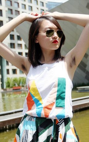 “Phụ nữ để lông nách thường bị cho là bẩn thỉu, thiếu thanh lịch, duyên dáng. Tại sao mọi người lại khó chịu với nó như vậy? Mọi người nên nhìn nhận lông nách là một phần rất đáng yêu, thú vị, hài hước và… sexy”, Xiao Yue nói trên Shanghaiist.
