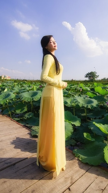 Mới đây, hot girl thẩm mỹ lại một lần nữa khoe dáng, vẻ đẹp thanh lịch của mình trong tà áo dài trong bộ ảnh chụp cùng Quốc hoa.