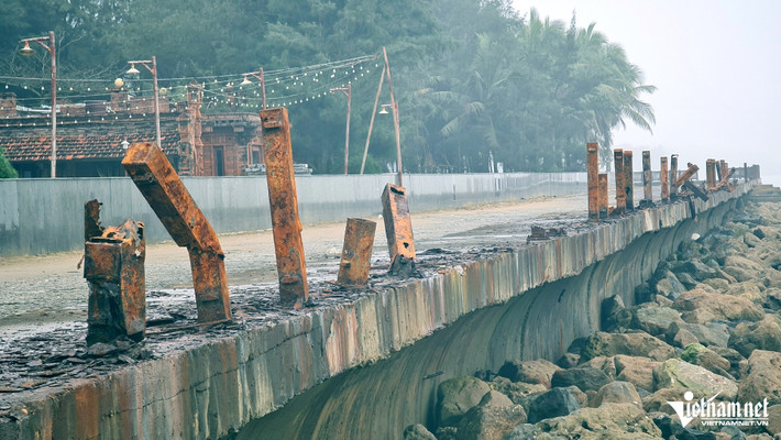 Đặc biệt, nhiều đoạn lan can đã không còn, chỉ trơ lại những đinh ốc, cột sắt. Một số đoạn gãy gục, tạo ra những khoảng trống nguy hiểm. Theo người dân địa phương, việc lan can hư hỏng đã xuất hiện từ hơn 1 năm nay. Do làm bằng sắt, lại nằm sát biển, nên lan can bị nước biển ăn mòn.