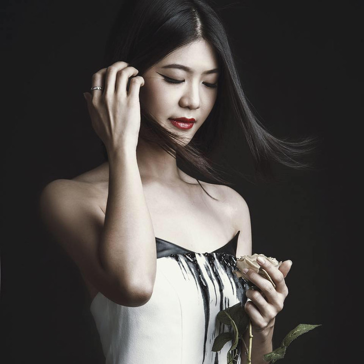 Trước những tin đồn sau khi chia tay, Trương Thế Vinh và Huỳnh Lý Đông Phương vẫn giữ quan hệ bạn bè và vẫn thường xuyên hỏi thăm nhau, nữ cơ trưởng xinh đẹp khẳng định đó đều là sai sự thật. Cô còn tiết lộ khi đưa ra quyết định chấm dứt mối quan hệ giữa hai người, chính Trương Thế Vinh đã khẳng định "chia tay không hề có chuyện làm bạn". Sau đó, nữ cơ trưởng cũng yêu cầu những người trong cuộc và cả những người đang quan tâm câu chuyện trên cùng cư dân mạng tôn trọng cuộc sống riêng tư của cô cũng như tôn trọng sự thật.