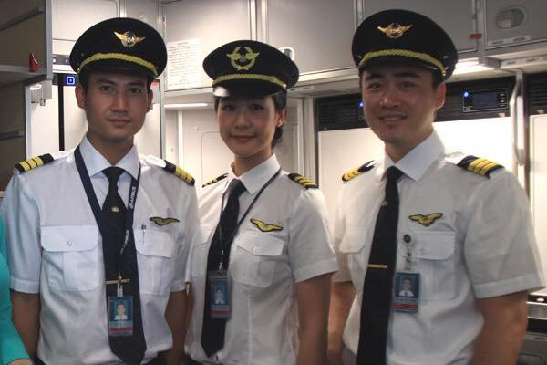 Trước đây, dù rất bận rộn nhưng nữ cơ trưởng xinh đẹp vẫn tranh thủ thời gian chia sẻ về cuộc sống, những thú vui của mình thông qua trang cá nhân, những bức ảnh trên Facebook. Theo dõi Facebook của Đông Phương, rất nhiều dân mạng đã khen ngợi, cho rằng nữ cơ trưởng này có một cuộc sống rất đáng mơ ước. Ảnh trong bài: Facebook nhân vật.