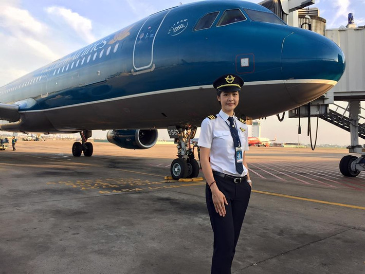 Quá trình rèn luyện để trở thành một nữ phi công lái máy bay A320/321 của Đông Phương cũng góp phần giúp nhiều bạn trẻ mở mang tầm mắt và được khích lệ phấn đấu để chạm tay vào ước mơ chinh phục bầu trời. Sinh năm 1987, theo đuổi công việc cơ trưởng lái máy bay vốn được mặc định là "chỉ có đàn ông mới làm được", nhưng những gì mà Đông Phương đạt được đến nay vẫn khiến cô được người người ngưỡng mộ.
