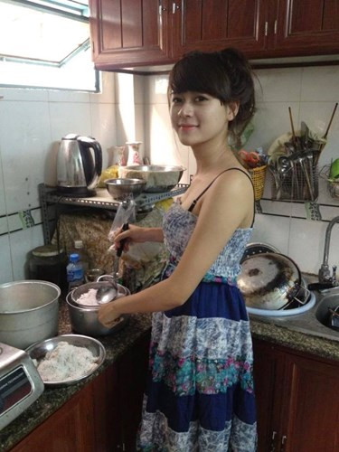Được ngưỡng mộ không chỉ bởi nhan sắc, kinh nghiệm giảng dạy và lòng yêu nghề khi còn rất trẻ tuổi, cô giáo Vũ Thị Phương ngoài đời lại luôn thể hiện bản thân là một cô gái trẻ hiện đại, năng động nhưng vẫn có một cuộc sống hết sức giản dị. Những hình ảnh đời thường như thế này luôn khiến các em học sinh, dân mạng Việt thêm yêu quý cô giáo trẻ tuổi xinh đẹp này hơn nữa. Ảnh trong bài: Facebook nhân vật.