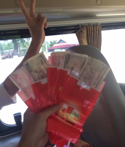 Và sẽ càng trớ trêu hơn khi thanh niên bê tráp ăn hỏi hai bên nhà trai, nhà gái cùng chơi khăm nhau. Hành động cả nam và nữ bê tráp đều rút lõi lì xì trước và cùng trao nhau những phong bao trống không hoặc chứa toàn tiền lẻ dù người ngoài, gia chủ không hay biết nhưng vẫn thể hiện sự thiếu ý thức, vì cái lợi cá nhân mà sẵn sàng không tôn trọng người khác của một bộ phận thanh niên.