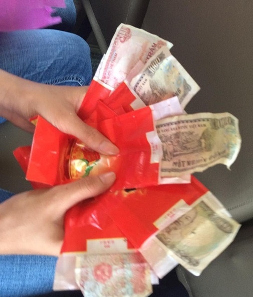 Theo phân tích của nhiều bạn trẻ, việc đặt tiền lẻ vào lì xì bê tráp chủ yếu là hành động chuộc lợi cá nhân của những thanh niên hám tiền. Sẵn sàng tráo hoặc lấy số tiền lớn mà gia chủ đặt vào lì xì trước đó, sau đó mới trao cho thông gia và nhận lại một bao lì xì khác cũng chứa bên trong số tiền lớn. Gia chủ tổ chức lễ ăn hỏi chắc chắn sẽ không làm điều này bởi nó chỉ làm cả gia đình bị mang tiếng xấu, thậm chí nhiều trường hợp còn bị trả đũa.