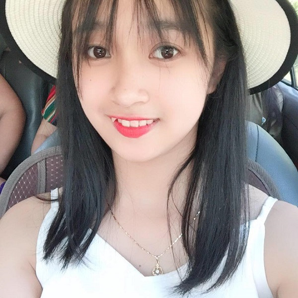 Ngay khi xuất hiện trên một trang fanpage lớn, nữ công an trẻ này khiến bao chàng ngẩn ngơ và được nhiều người ưu ái đặt biệt danh ' hot girl công an'.