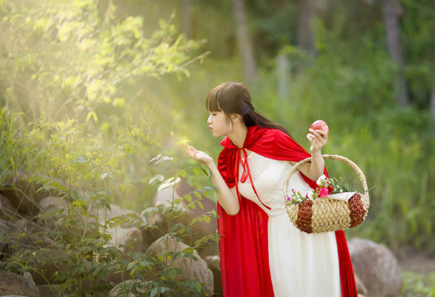 Được biết dù là một cô gái khá hiền lành, nhút nhát nhưng trong các hoạt động của trường, lớp nhưng Hiền Thảo vẫn rất nhiệt tình tham gia và giành được không ít giải thưởng. Hiền Thảo từng tham gia các cuộc thi MC, thi nữ công gia chánh và có nhiều trải nghiệm thú vị.