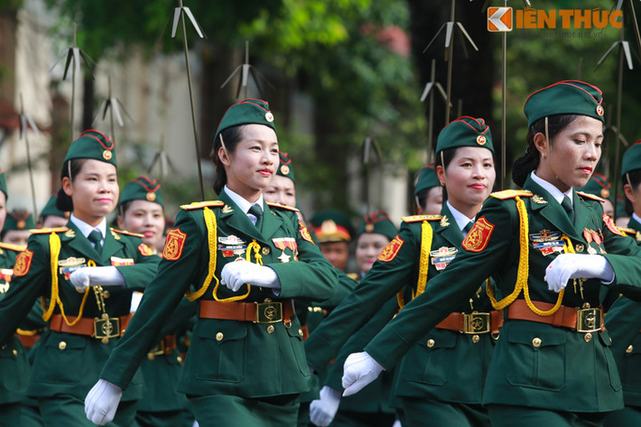 Những bộ cảnh phục nghiêm trang đi kèm với những nụ cười đầy vẻ hãnh diện của các nữ quân nhân, chiến sĩ xinh đẹp trở thành đề tài hấp dẫn nhiều tay săn ảnh.