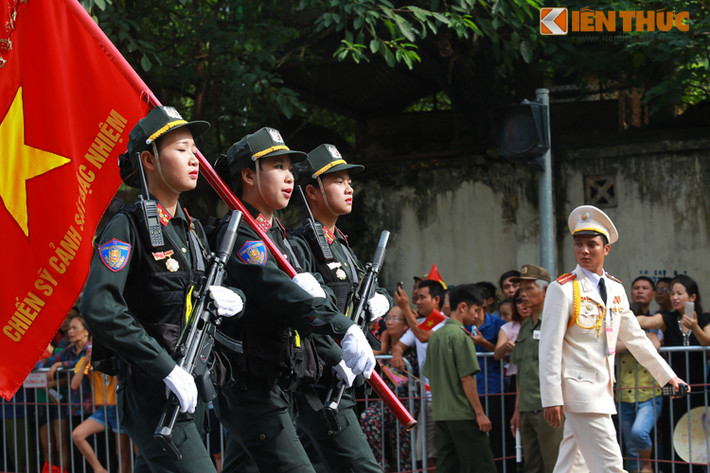 Các nữ chiến sĩ thuộc khối Cảnh sát đặc nhiệm cũng khiến nhiều quan khách "ngẩn ngơ" vì vẻ nữ tính, nét duyên dáng hoà trộn cực khéo cùng bộ cảnh phục, những khí tài, vũ khí mạnh mẽ.