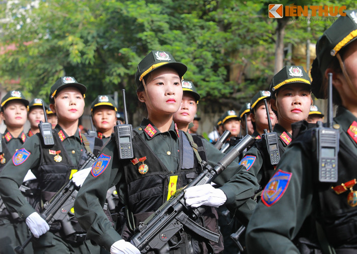 Khuôn mặt các nữ chiến sĩ đầy nghiêm trang nhưng cũng toát lên niềm tự hào, hãnh diện khi được xuất hiện trong đoàn diễu binh hùng tráng.
