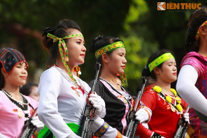 Khối nữ dân quân đại diện 54 dân tộc Việt Nam - những "cánh hoa" núi rừng khắp đất nước.