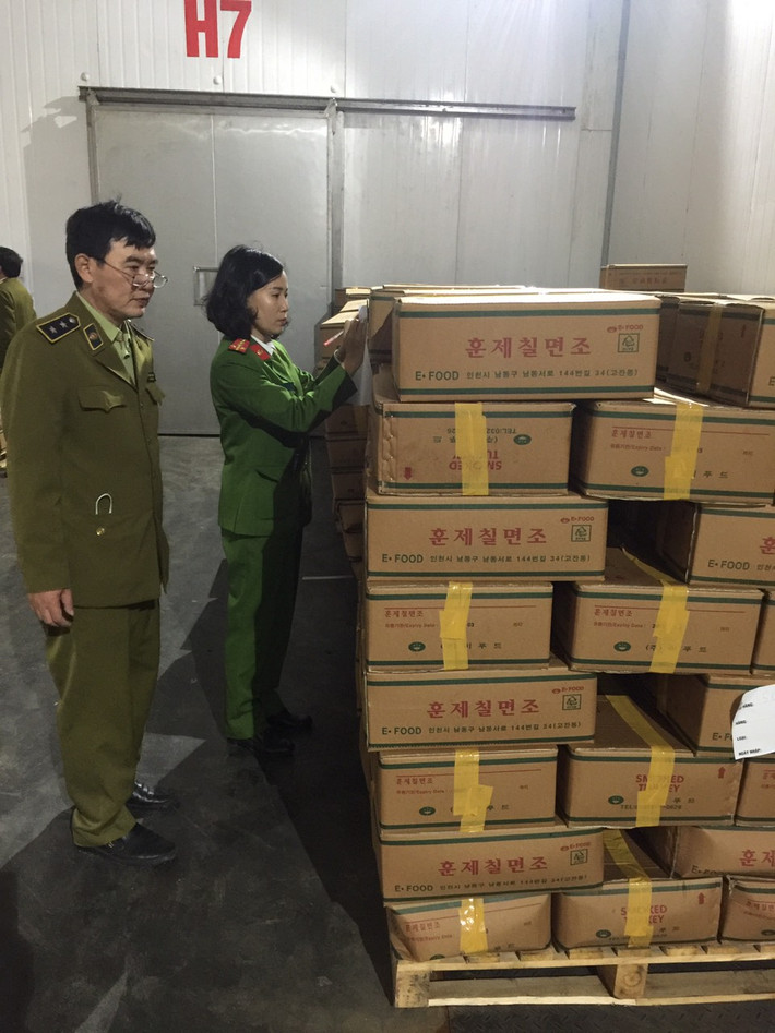 Mới đây, Đoàn liên ngành An toàn vệ sinh thực phẩm trước và sau Tết do ông Chu Xuân Kiên làm Trưởng đoàn giao cho Đội Quản lý thị trường (QLTT) số 17 phối hợp với Đội 6, Phòng Cảnh sát môi trường - Công an Hà Nội kiểm tra kho lạnh An Việt thuộc Khu Công nghiệp Quang Minh (thị trấn Quang Minh, huyện Mê Linh, TP Hà Nội).