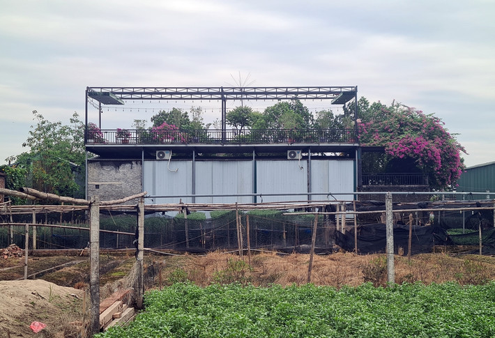 Một góc phía sau quán, kết cấu xây dựng cao tầng, quy mô gần như không có gì thay đổi so với trước đó.