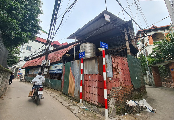 Công trình nhà xưởng làm kim khí tổng hợp, xây dựng trái phép tại khu vực ngõ 160/54 Tây Tựu (xóm Nội), rộng gần 200m2 vẫn không có gì thay đổi, sau đợt ra quân cưỡng chế vi phạm của UBND phường Tây Tựu.