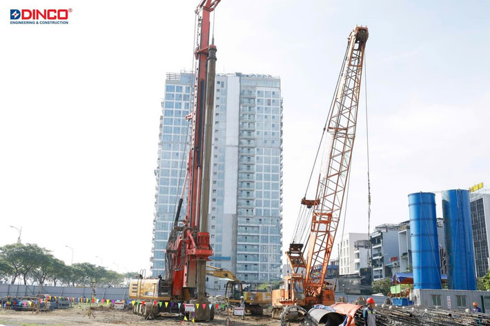 Chủ dự án là Công ty Cổ phần Cosmos Housing. Tuy nhiên, theo VietnamFinace, Danang Landmark có sự hiện diện bóng dáng của Công ty cổ phần Tập đoàn đầu tư DIN Capital, khi doanh nghiệp này đã hoàn thành thủ tục nhận chuyển nhượng cổ phần của Công ty cổ phần Cosmos Housing (Cosmos Housing) từ công ty TNHH đầu tư Plutus Việt Nam (Plutus Việt Nam). (Ảnh: Dinco).