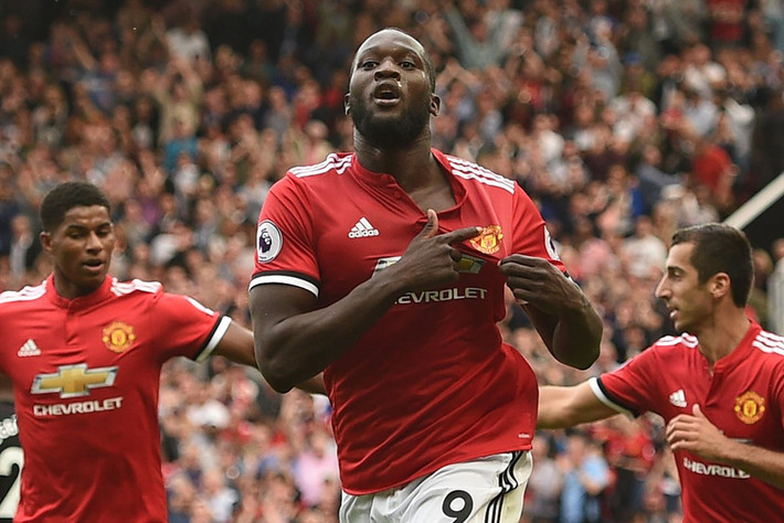 Năm 2013, Romelu Lukaku phá lưới West Ham trong trận ra mắt Everton. 4 năm sau, anh tiếp tục hành hạ "The Hammers" ở trận ra mắt MU.