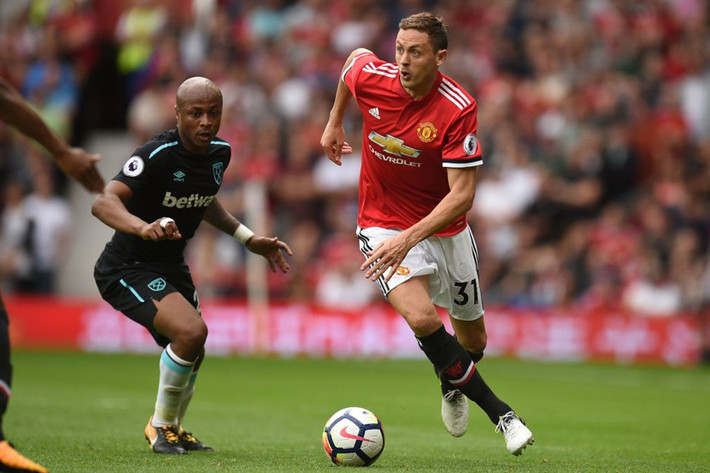Tương tự tân binh Lukaku, tiền vệ Nemanja Matic đã có màn chào sân ấn tượng. Thống kê của cầu thủ này: 7/7 lần qua người, thắng 4/6 pha không chiến phòng ngự, 2/2 tắc bóng thành công, chuyền chính xác nhiều nhất đội (59 đường chuyền).