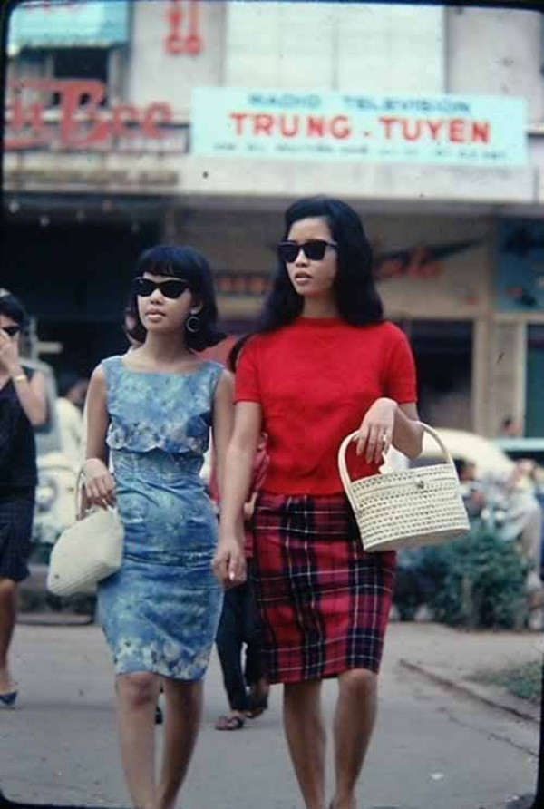 Thiếu nữ Sài Gòn rất chuộng kính râm vì giúp họ toát lên sự thời thượng, hiện đại, cho đến bây giờ kiểu kính này vẫn là kiểu kinh điển và chưa bao giờ lỗi mốt.