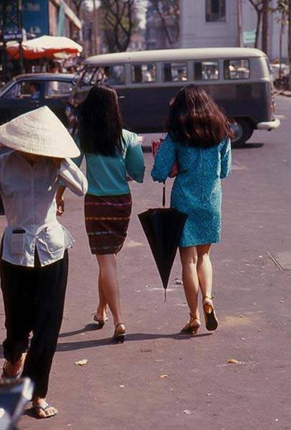 Váy ngắn là một trong những món đồ không thể thiếu tôn vinh vóc dáng thanh mảnh, nuột nà của phụ nữ Sài Thành xưa.