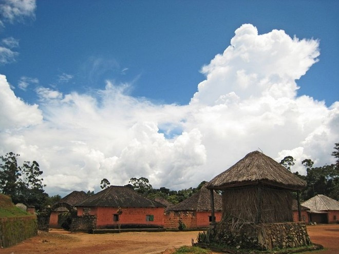 Nằm giữa một khu rừng thiêng ở trung tâm thị trấn, cung điện xây bằng gạch đỏ Bafut gồm hơn 50 tòa nhà được xây dựng quanh đền thờ Achum. Các ngôi nhà được sử dụng làm nơi thiết triều và nơi ở cho gần 100 người vợ của ông hoàng này.