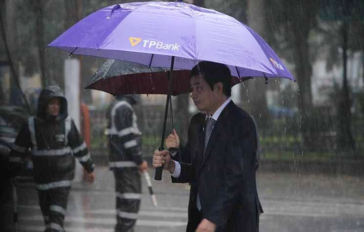 Người dân đội mưa lớn vào viếng Chủ tịch nước Trần Đại Quang.