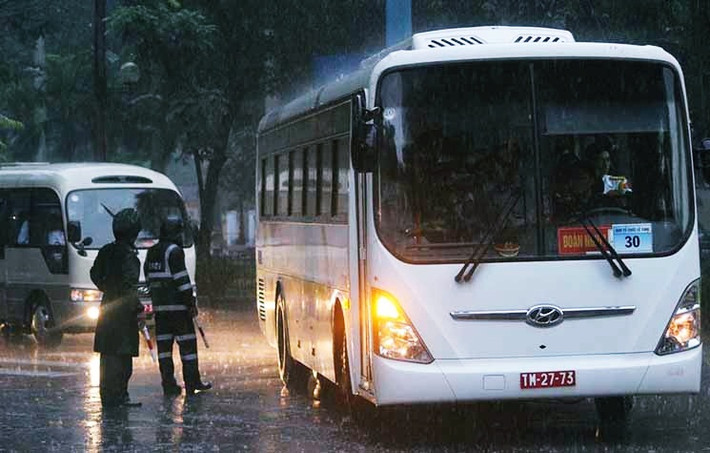 Cuối giờ chiều ngày hôm nay (26/9), các quận nội thành Hà Nội bất ngờ mưa lớn. Tuy nhiên, bất chấp cơn mua, nhiều đoàn từ các cơ quan đơn vị, tổ chức xã hội và nhân dân các địa phương tiếp tục đổ về Nhà tang lễ Quốc gia (số 5 Trần Thánh Tông, Hà Nội) để vào viếng, tiễn biệt Chủ tịch nước Trần Đại Quang.