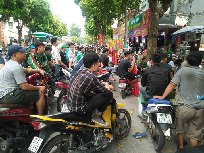 Người hâm mộ đứng dài trên đường Hai Bà Trưng theo dõi trận đấu.