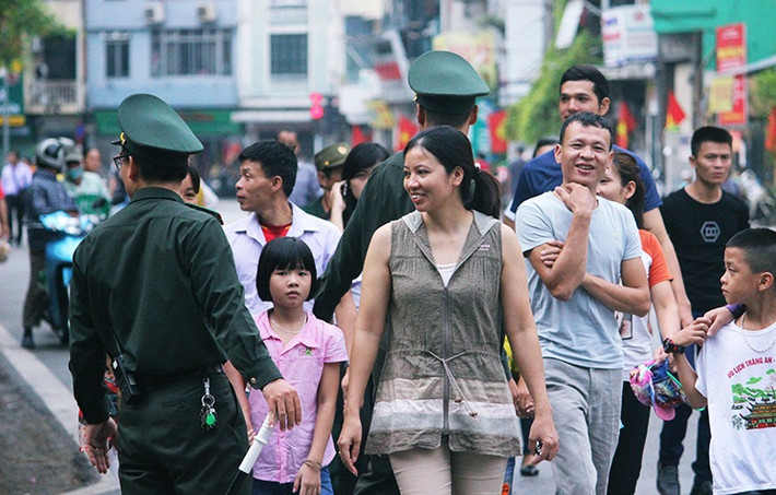 Ngay từ sáng sớm ngày 2/9, dòng người hướng về Lăng Chủ tịch Hồ Chí Minh rất đông, có đoàn đến khu vực Lăng Bác từ lúc 5h30 sáng. Ai cũng mong được vào Lăng viếng Chủ tịch Hồ Chí Minh nhân ngày Quốc khánh 2/9.