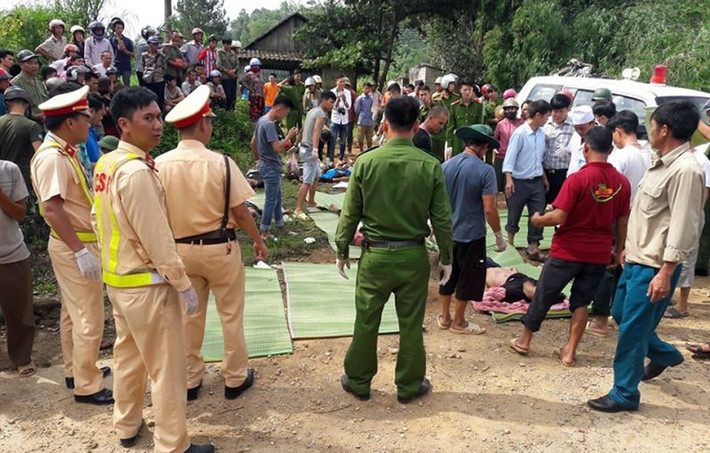 Ngay khi tiếp nhận thông tin, các lực lượng chức năng khẩn trương đến hiện trường để cùng người dân đưa thi thể các nạn nhân lên khỏi suối nước, đồng thời điều tra làm rõ.