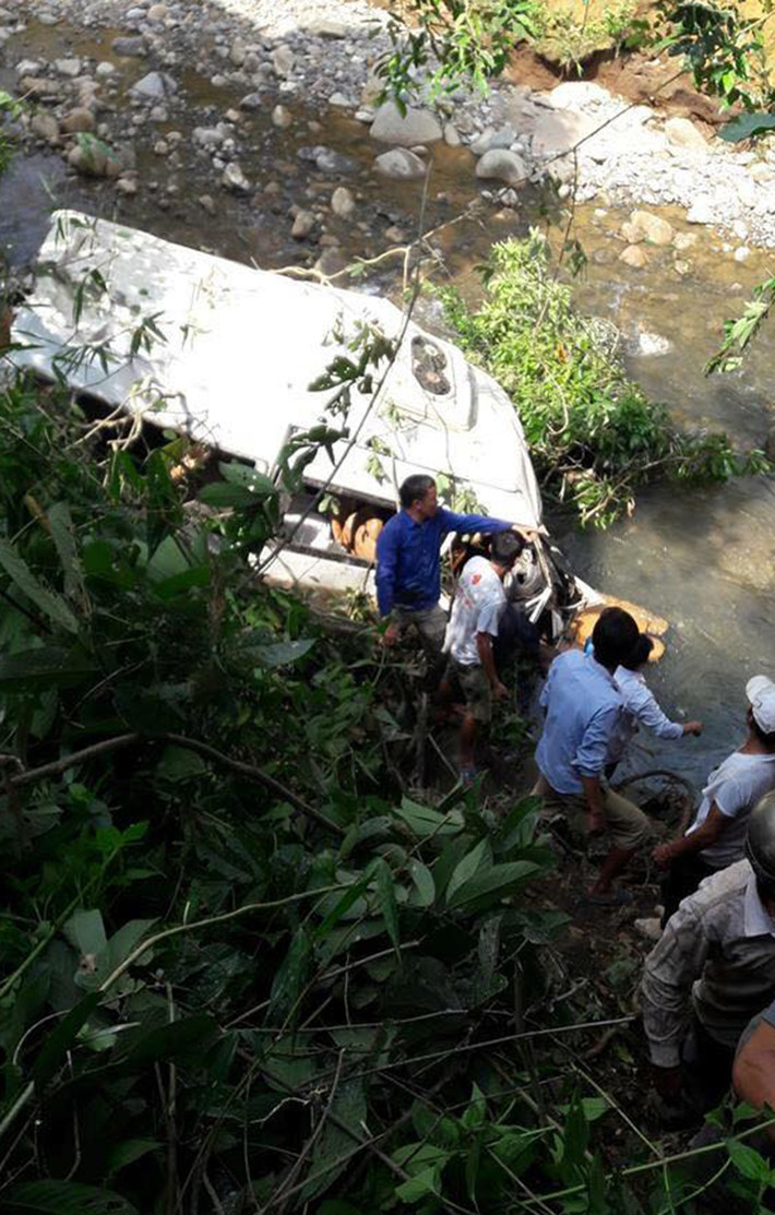 Trong khi đó, ông Nguyễn Vương Chiến - Chánh Văn phòng Ban An toàn giao thông tỉnh Lai Châu cho biết thời điểm đó, xe khách di chuyển từ TP Lai Châu đi huyện Than Uyên thì va chạm mạnh với xe bồn.