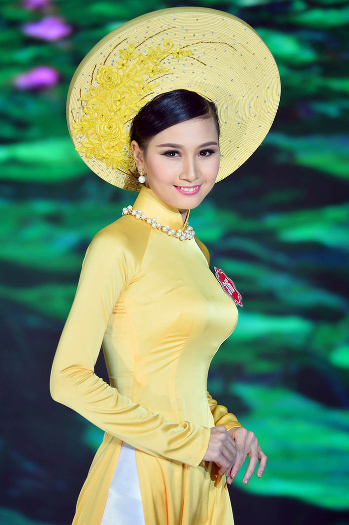 Cách đây 4 năm, Nguyễn Thị Hà tham dự cuộc thi "Hoa hậu Việt Nam" và mang số báo danh 316. Ngay từ những vòng đầu tiên, cô đã được đánh giá cao bởi sở hữu vẻ đẹp dịu dàng, chiều cao nổi bật 1m71 và mái tóc suôn mượt.