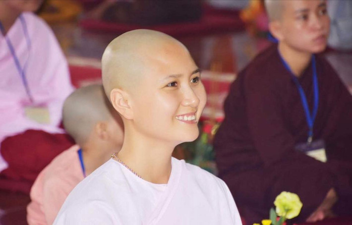Mới đây, trên trang cá nhân, Á hậu Bảo Như đăng tải hình ảnh Nguyễn Thị Hà xuống tóc đi tu khiến nhiều người bất ngờ. Tuy nhiên, nhiều độc giả cũng nhận thấy nụ cười rạng rỡ, ánh mắt hạnh phúc của Nguyễn Thị Hà trong hình ảnh mới này.