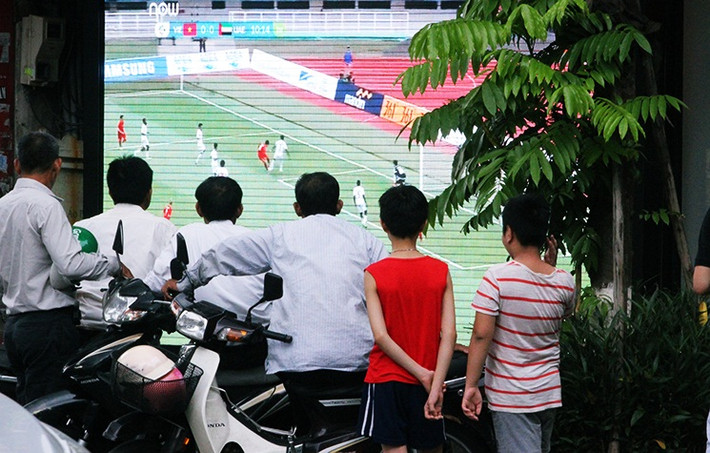 Lúc 15h chiều nay (1/9), trận đấu giữa Olympic Việt Nam - Olympic UAE tranh huy chương đồng tại Asiad 2018 đã chính thức diễn ra. Ghi nhận của PV Kiến Thức dọc tuyến đường Hai Bà Trưng (Hà Nội) nhiều cửa hàng, quán sửa chữa đồ điện tử vô cùng nhiệt tình khi lắp máy chiếu, bật tivi ra hẳn phía ngoài để cho người hâm mộ cùng theo dõi và cổ vũ cho thầy trò HLV Park Hang Seo.