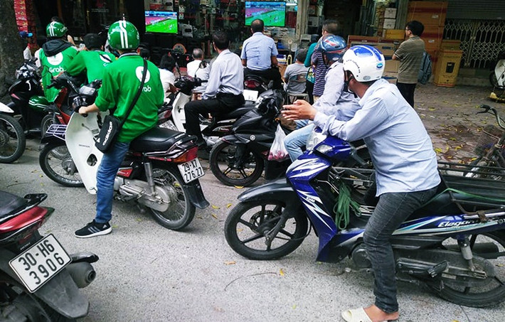 Một số cửa hàng điện tử trên phố Hai Bà Trưng cũng rất nhiệt tình bật các màn hình ti vi hướng ra phía bên ngoài đường để người hâm mộ theo dõi.
