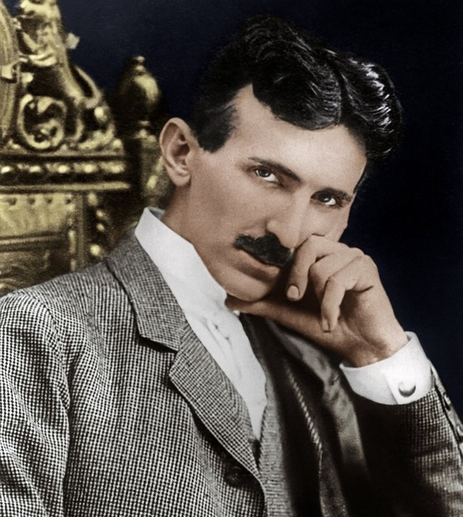 2. Nikola Tesla: Nikola Tesla là người phát hiện ra hiện tượng điện tử học và điện. Tên của ông cũng được đặt tên của đơn vị điện. Tesla luôn tính số lượng thực phẩm ông ăn và hoàn toàn ghét bông tai phụ nữ (đặc biệt là ngọc trai). Ông cũng có tình yêu đặc biệt với con số 3 hoặc mẫu số của 3. Ví dụ, ông khăng khăng đòi ở trong một phòng khách sạn có số có thể chia được cho ba. Ông sợ người khác chạm vào mà theo ông có thể mang theo mầm bệnh, ông luôn rửa tay, và vì điều này, ông thay đổi hàng chục khăn tắm mỗi ngày. Tesla ngủ rất ít: ông dành khoảng 2 tiếng để suy nghĩ và chỉ ngủ khoảng 2 giờ. Có tin đồn rằng Tesla có thể dự đoán tương lai: một lần ông thuyết phục bạn bè của mình không lên tàu hỏa, thật bất ngờ khi tàu khởi hành không được bao lâu thì bị lật và cướp đi mạng sống của rất nhiều người.
