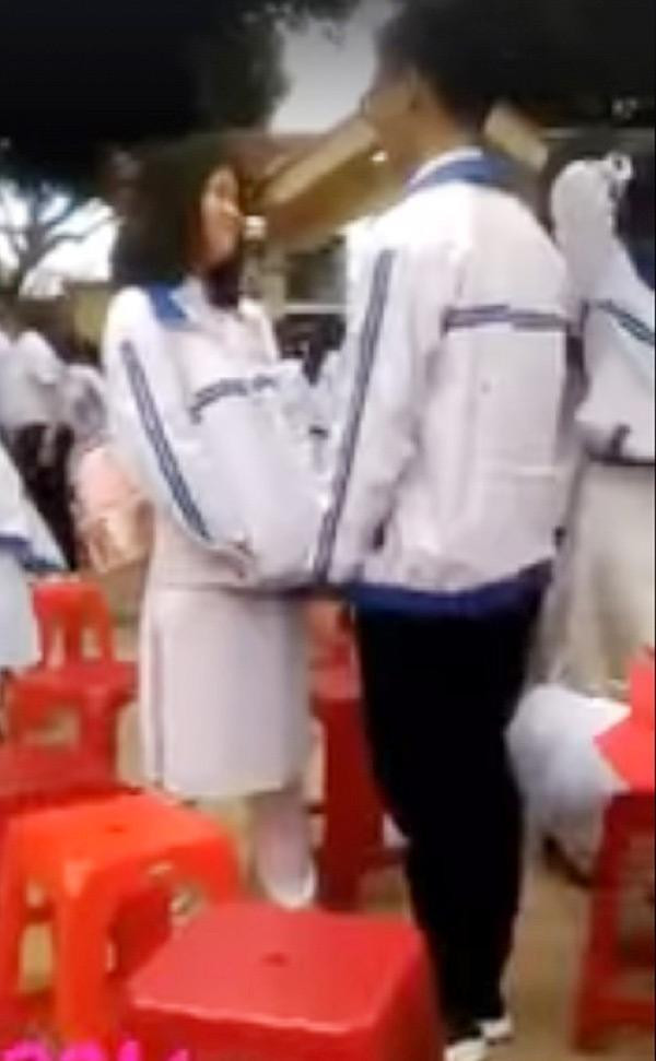 Tuy nhiên, song song đó vẫn là những dòng bình luận tỏ ý phản đối với hành động của đôi bạn trẻ trong clip. Nơi cặp đôi học sinh đứng hôn nhau là sân trường và theo một số dân mạng thì hành động ôm, hôn nhau quá thắm thiết thực sự không phù hợp trong một môi trường sư phạm vốn đề cao sự nghiêm túc. Ngoài ra, cách thể hiện tình cảm: ôm cổ, hôn nhau, ôm eo... của hai học sinh này cũng bị chỉ trích không ít là quá xuồng xã, quá hồn nhiên và hơi "người lớn quá đà". Đoạn clip được lan truyền đến nhiều fanpage lớn nhỏ và hầu hết đều mô tả hai nhân vật chính là một cặp đôi "crush" (tạm hiểu là trong là nữ sinh là người có tình cảm với nam sinh, nhân ngày bế giảng mới thổ lộ tình cảm và hai người hôn nhau - PV).