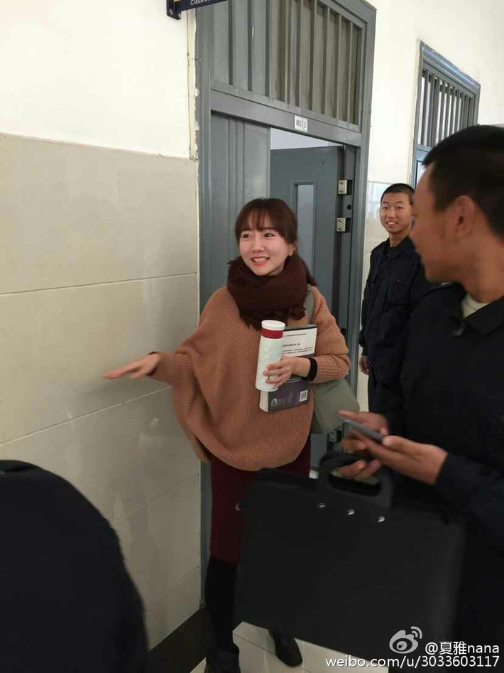 Trước vô số bài đăng hình ảnh cô giáo trường cảnh sát tràn ngập mạng xã hội, nữ diễn viên Hàn Tuyết cũng vui vẻ và khiêm tốn bình luận: “Đúng vậy, tôi quả thật rất giống cô ấy!”.