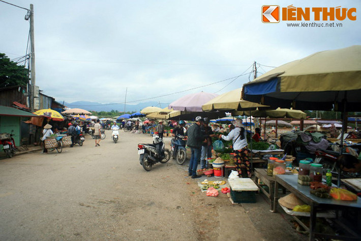 Với sự phát triển nhanh chóng, Điện Biên Phủ được nâng cấp thành thị trấn huyện lỵ của huyện cùng tên thuộc tỉnh Lai Châu. Từ ngày 18/4/1992, Điện Biên Phủ trở thành thị xã tỉnh lỵ tỉnh Lai Châu. Ảnh: Một góc chợ Điện Biên Phủ.
