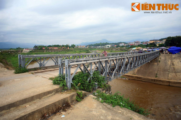 Sau chiến dịch kéo dài 54 ngày đêm, Điện Biên Phủ trở thành một vùng đất bị bom đạn cày xới, rất ít cư dân sinh sống, cơ sở hạ tầng phục vụ dân sinh gần như không có gì... Ảnh: Cầu Mường Thanh, cây cầu chiến lược ở cứ điểm Điện Biên Phủ, nay là công trình giao thông của thành phố.