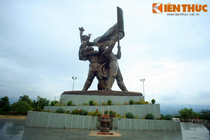 Hiện tại, Điện Biên Phủ là một trong những trung tâm thương mại quan trọng hàng đầu khu vực Tây Bắc, đồng thời là một thành phố du lịch thu hút đông đảo du khách trong và ngoài nước với quần thể di tích của Chiến dịch Điện Biên Phủ. Ảnh: Tượng đài Chiến thắng trên đồi D1.