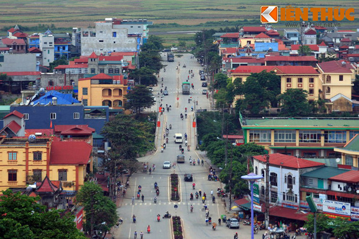Trong những năm gần đây, hành trình đến với Điện Biên Phủ đã trở nên dễ dàng hơn rất nhiều. Du khách có thể đi từ Hà Nội đến Điện Biên Phủ bằng xe khách chất lượng cao với hành trình khoảng 10 tiếng đồng hồ, hoặc bay tới Điện Biên Phủ bằng các chuyến bay hàng ngày của Vietnam Airlines.
