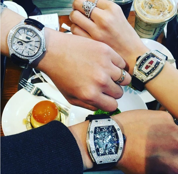 Những chiếc đồng hồ đắt tiền chắc chắn sẽ nằm trong bộ sưu tập của những cậu ấm cô chiêu.